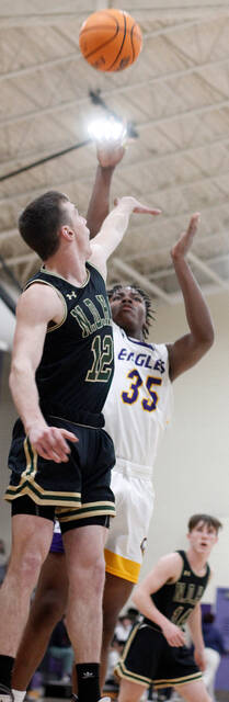 129342994_web1_NDB1
North Duplin senior Cole Beavers (12) gets a hand in the face of Rosewoods Jaelen Solomon on a first-quarter shot Tuesday evening. (Rudy Coggins|mountolivetribune.com)
