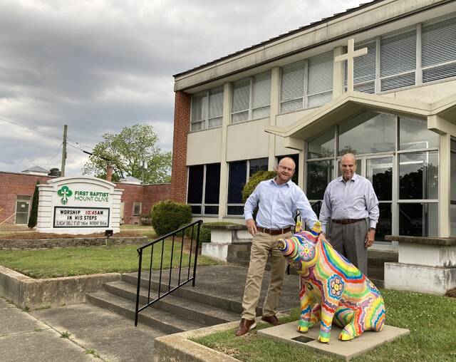 129604968_web1_arts-council-in-MO-1
First Baptist Mount Olive senior pastor, Dr. Dennis Atwood, left, and Jack Kannan, interim executive director of The Arts Council of Wayne County, stand with the pig that symbolizes the new partnership between the two entities.(Kathy Grant Westbrook|mountolivetribune.com)