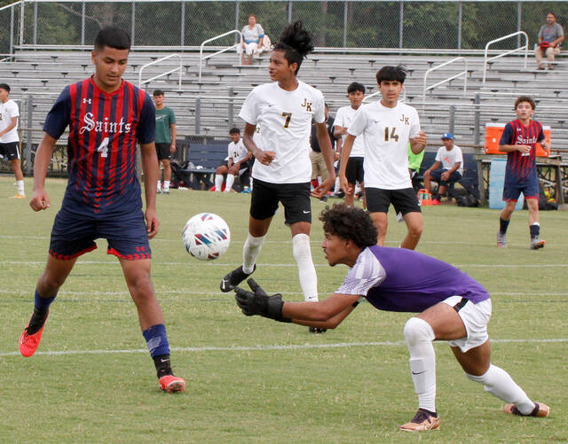 129941907_web1_PrepRoundup
Southern Waynes Osbaldo Avila (4) watches teammate Joey Segura gather a loose ball during a game earlier this season. Avila scored a goal in the Saints 2-0, road victory at Northern Nash on Tuesday afternoon. (Rudy Coggins|mountolivetribune.com)