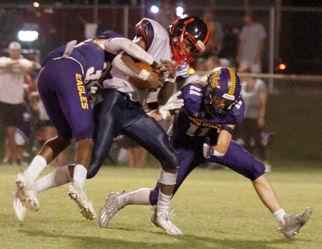 129967606_web1_Ty
Southern Waynes Tyquavious Williams (1) gets brought down by two Rosewood defenders after he hauls in a third-quarter pass from quarterback Tez White Friday evening. (Rudy Coggins|mountolivetribune.com)