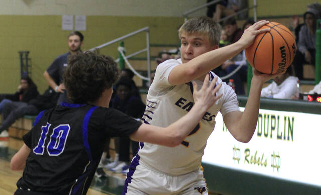 130403494_web1_RNC6
Rosewoods Hunter Sasser looks for an open teammate against Neuse Charter defender Klayton Tew during second-half play in their Carolina 1A semifinal-round tournament game Thursday evening in Calypso. (Rudy Coggins|mountolivetribune.com)