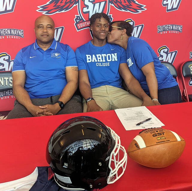 130436917_web1_Boykin
Southern Wayne senior Ella Boykin, middle, gets a kiss from his mom, Inez Wright, after signing a letter-of-intent to play football at Barton College. At left is Boykins step-father, Christopher Wright. (Rudy Coggins|mountolivetribune.com)