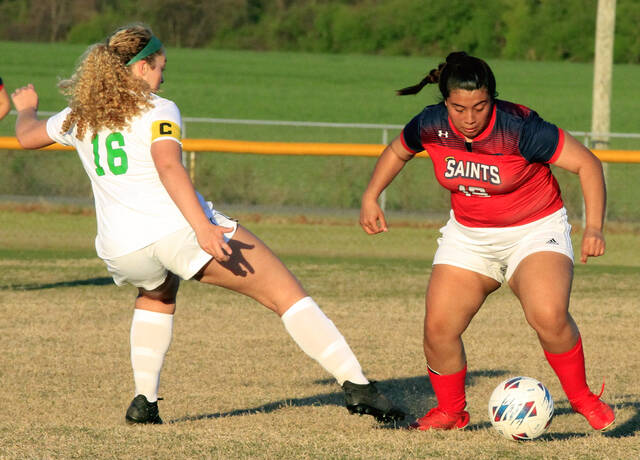 130475708_web1_AracelyRoundup
Southern Waynes Aracely Perez-Barrera, right, wins the ball against Spring Creeks Gabriella Sutton during opening-half play Thursday afternoon. Perez-Barrera tallied the Saints lone goal in a 1-1 draw against the Gators. (Rudy Coggins|mountolivetribune.com)