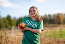 
			
				                                Joanna Rackley, a veterinary bioscience major and chemistry minor at the University of Mount Olive, recently completed an internship with Dr. Martin’s Mobile Veterinary Clinic. (UMO photo)
 
			
		