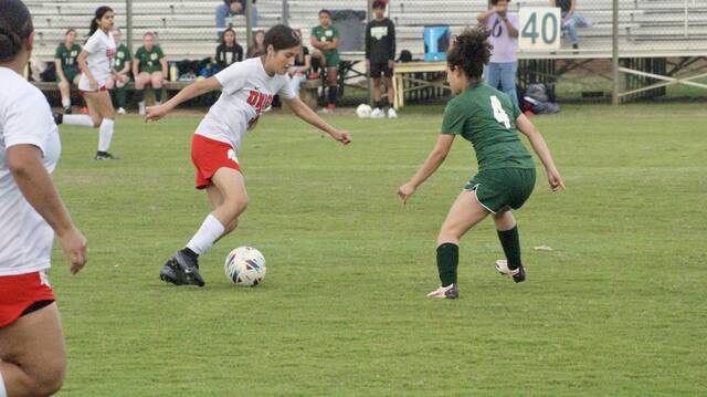 131436599_web1_ND-soccer
North Duplins Matute Dariana, No. 4, steps in to challenge a Union attacker during the first half. (Robert Taylor|mountolivetribune.com)