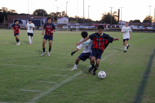 <p>Spring Creek’s defense trying to steal the ball. (Kareem Brown|mountolivetribune.com)</p>