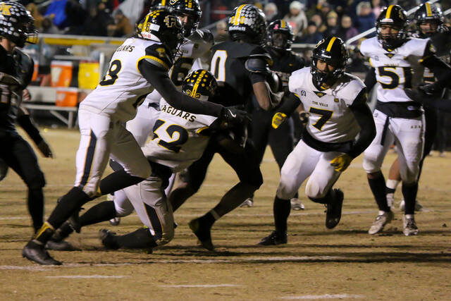 131971721_web1_Photo-1
James Kenans No. 0 Taulil Pearsall, powers through the Farmville Central defense on his way to a 137-yard performance. (Kareem Brown|mountolivetribune.com)
