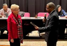 Mayor Pro Tem of Mount Olive receives nod of approval at recent meeting
Rep. John Bell administers the oath of office to newly elected Mount Olive Mayor Pro Tem Delreese Simmons as Simmons mothers watches. (Georgia Dees|mountolivetribune.com)