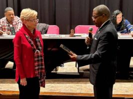 
			
				                                Rep. John Bell administers the oath of office to newly elected Mount Olive Mayor Pro Tem Delreese Simmons as Simmons mothers watches. (Georgia Dees|mountolivetribune.com)
 
			
		