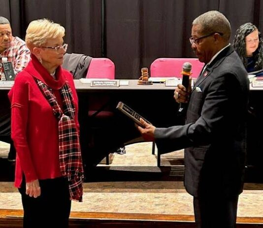 Mayor Pro Tem of Mount Olive receives nod of approval at recent meeting
Rep. John Bell administers the oath of office to newly elected Mount Olive Mayor Pro Tem Delreese Simmons as Simmons mothers watches. (Georgia Dees|mountolivetribune.com)