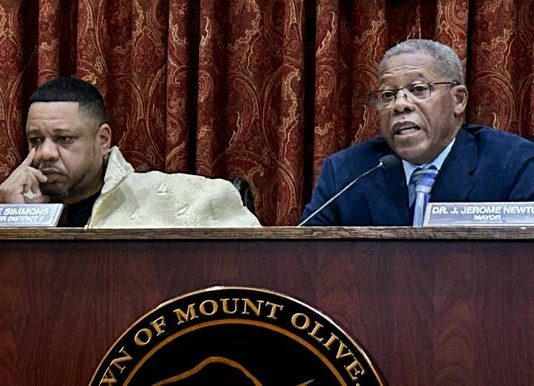 
			
				                                Mayor Jerome Newton talks about his first term while Mayor Pro Tem Simmons listens. (Georgia Dees|mountolivetribune.com)
 
			
		