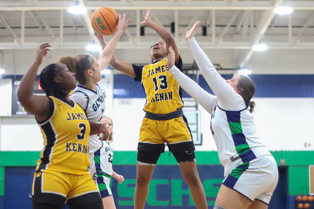 132096166_web1_Photo-2--5-
Spring Creek Gators No. 3 Natalie Jackson swats away James Kenans No. 13 LaBria McGowan, trying to ignite a comeback. (Kareem Brown|mountolivetribune.com)